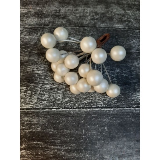 Ягодки глянцевые на проволоке 11 мм цв. белый перламутр, цена за 20 ягодок